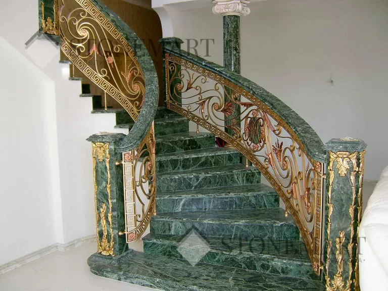 Лестница и перила из мрамора Verde Guatemala