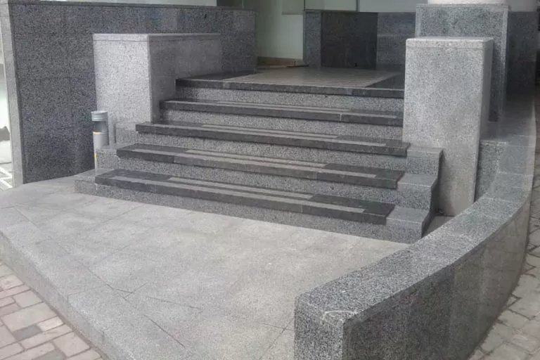 Фасад из гранита