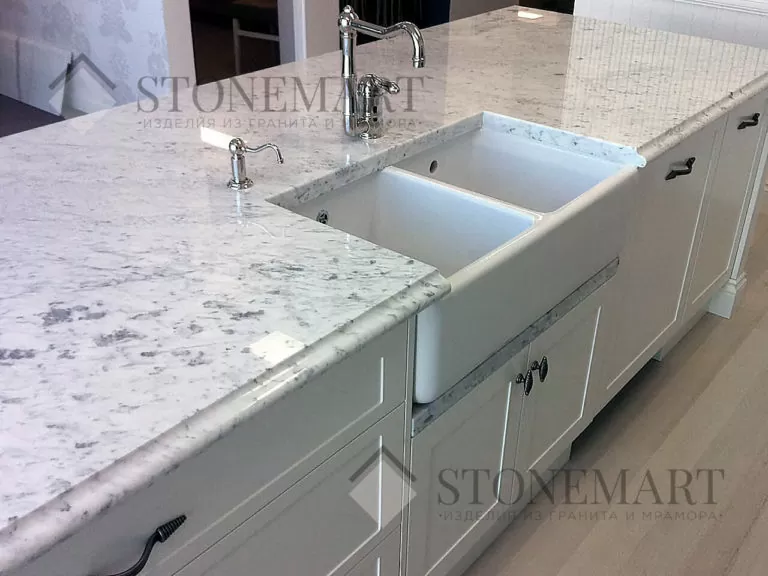Столешница из мрамора Bianco Carrara (Италия). Цвет: белый (светло-серый) с темными прожилками и вкраплениями разных размеров.