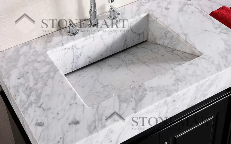 Мойка из мрамора Bianco Carrara (Италия). Цвет: белый (светло-серый) с темными прожилками и вкраплениями разных размеров.