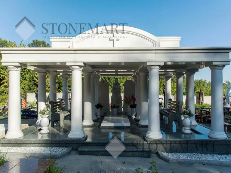 Памятник из мрамора изготовлен и смонтирован мастерами компании STONEMART на Байковом кладбище в городе Киеве.