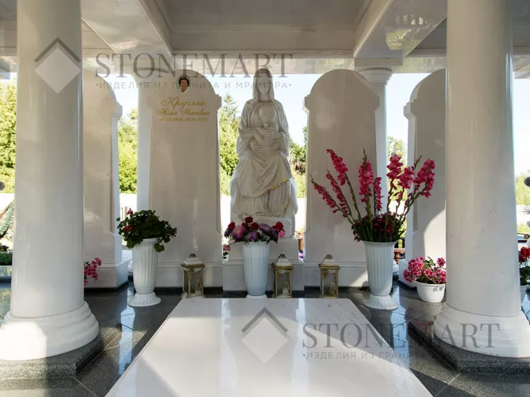 Памятник из мрамора изготовлен и смонтирован мастерами компании STONEMART на Байковом кладбище в городе Киеве.