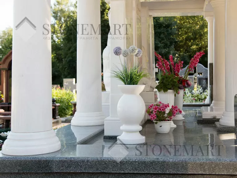 Памятник из мрамора изготовлен и смонтирован мастерами компании STONEMART на Байковом кладбище в городе Киеве.