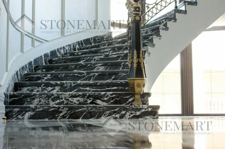 Лестница из мрамора изготовлена и смонтирована компанией STONEMART в Киеве. Лестницы на заказ высокого качества.