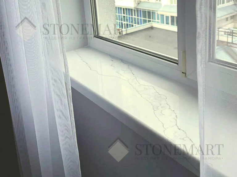 Кварцевый подоконник. Производитель: Stonemart. Декор: Calacatta Eno. Толщина 40мм