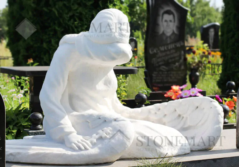 12. Скульптура из белого мрамора